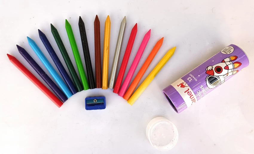 Camel Plastic Crayons Tin 13 Shades